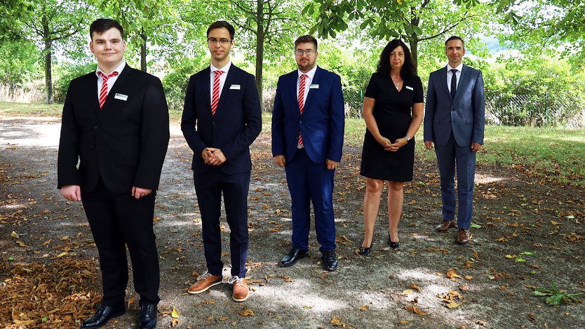 Ausbildungsbeginn bei der Kyffhäusersparkasse v.l.n.r. Eduard Gashimov, Johannes Bullin, Lukas Baumann, Ausbildungsleiterin Heike Stegmann, Vorstandsvorsitzender René Leipnitz (Foto: Bettina Fischer)