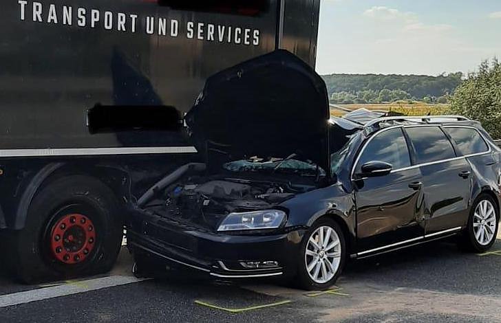 Unter LKW eingeklemmtes Unfallfahrzeug (Foto: API)