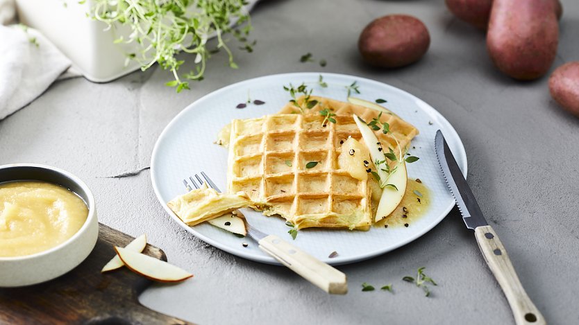 Wer einmal eine neue Kombination ausprobieren möchte, sollte herzhafte Kartoffelwaffeln mit Äpfeln probieren. (Foto: KMG)