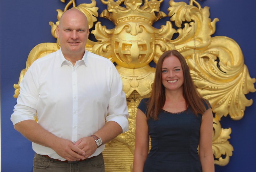 v.l. Bürgermeister Steffen Grimm, Janine Skara ist seit den 1. August für die Presse- und Öffentlichkeitsarbeit der Stadt Sondershausen zuständig (Foto: Eva Maria Wiegand)