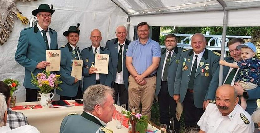 Landtagsabgeordneter Stefan Schard besuchte (5. v.l.) das Jubiläum des Sportschützenvereins Oberspier (Foto: Daniel Müller)