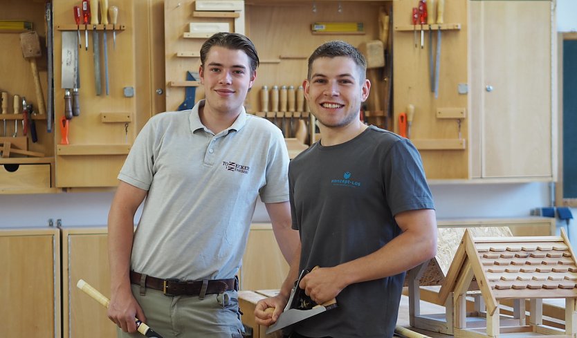 Die Tischler-Werkstatt der Walter-Gropius-Schule: Leonhard (li.) und Max erinnern sich an ihre ersten Arbeiten mit Holz in der Schulzeit. (Foto: HWK Erfurt)