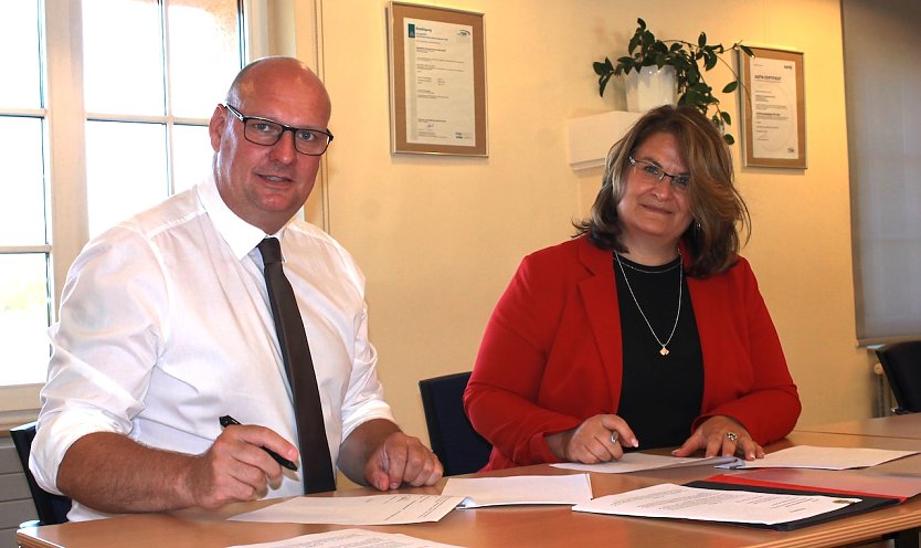 v.l. Steffen Grimm (Bürgermeister der Stadt Sondershausen), Anja Lemke neue Geschäftsführung der Stadtwerke Sondershausen (Foto: Sandra Mergl)