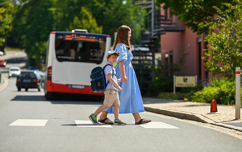 Nicht immer ist der kürzeste Weg der sicherste. Auf dem Schulweg auf dem Schulweg zählt nur die Sicherheit. (Foto: HUK-COBURG)