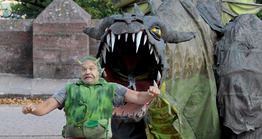 Drache Fangdorn auf dem Mittelalterfest am Kyffhäuser Denkmal (Foto: Eva Maria Wiegand)