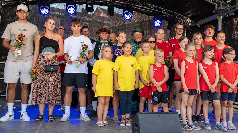 Chantal Rimke (links mit dem Pokal in der Hand) wurde ausgezeichnet (Foto: S.Tetzel)