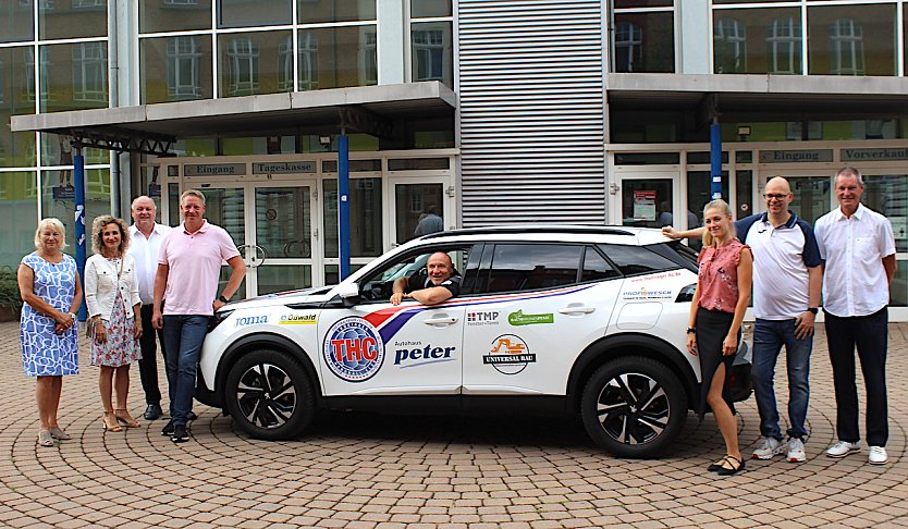 Birgit Pommer (früher Keller), Hannelore Haase, Helmut Peter und Robert Böhm links vom Auto, mittendrin Herbert Müller und rechts Sibylle Fiss und Maik Schenk aus der THC-Geschäftsführung sowie Andreas Meyer  (Foto: oas)