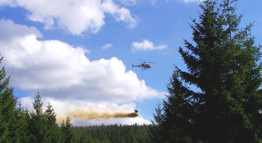 Die Bodenschutzkalkung dient der Abpufferung von Säurelasten im Waldboden. Für Mensch und Tier ist der Kontakt mit dem Naturkalk unschädlich   (Foto: Dr. Horst Sproßmann)