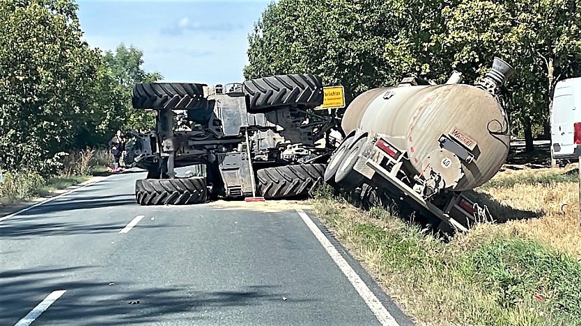 Umgekippter Traktor auf der Landstraße (Foto: Polizeiinspektion Nordhausen)