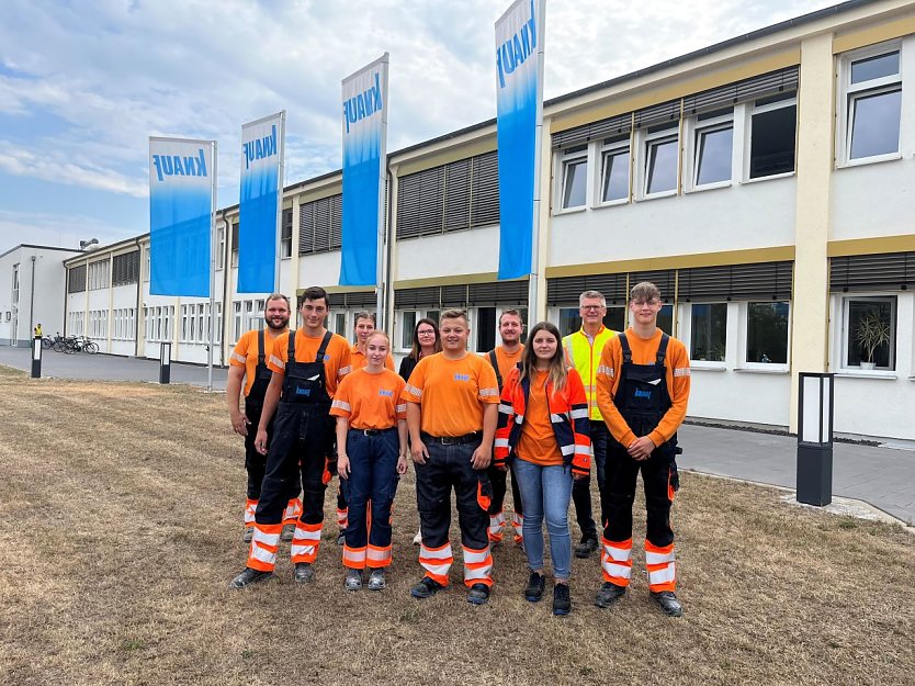 Hintere Reihe von links nach rechts: Stefan Krause  Ausbilder Lager/Logistik, Julia Dockhorn  Ausbilderin Verfahrensmechaniker, Katharina Voigt  Ausbilderin Kauffrau für Spedition und Logistikdienstleistungen, Jonas Franke  Ausbilder Chemielaboranten, André Materlik  Werkleiter Rottleberode, Vordere Reihe von links nach rechts: Adrian Müller, Lara Polte, Michel Müller, Selina Schönau, Mads Ko (Foto: Knauf Deutsche Gipswerke KG)