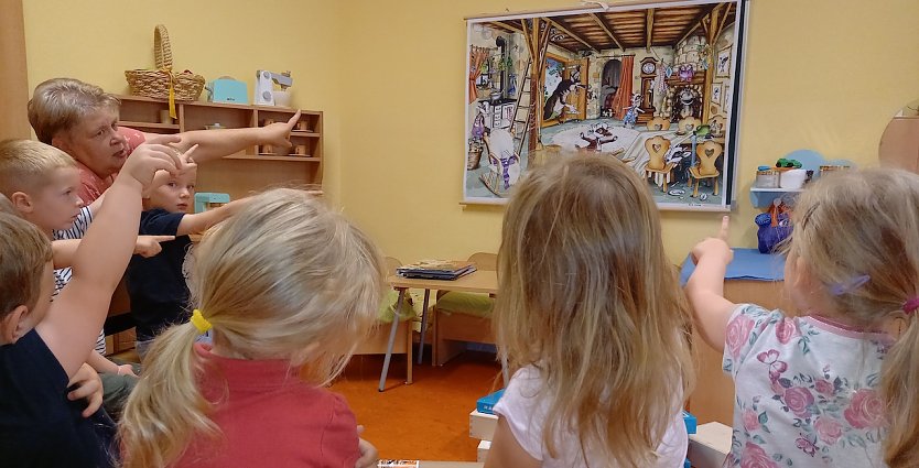 Kinder und Erzieherinnen freuen sich über ein neues Spiel (Foto: Kindervilla Bad Frankenhausen)
