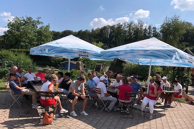 Bei den heißen Sommertemperaturen suchte man auch in Neustadt ein Plätzchen im Schatten (Foto: Golfpark Neustadt)