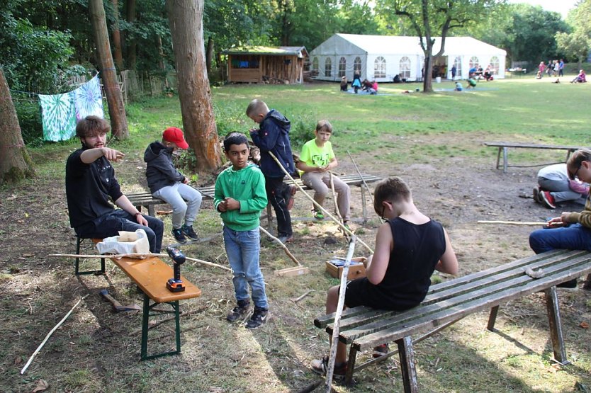 Das Bild zeigt die Spielwerkstatt im Einsatz beim Handwerkercamp (Foto: Frank Tuschy)