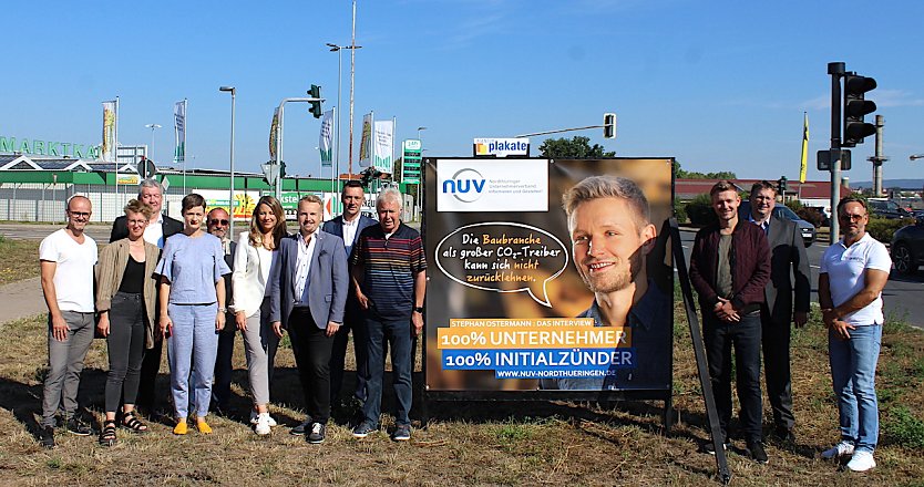 NUV-Vorstand, drei der Models und die ausführende Agentur vor dem ersten Produkt der Kampagne (Foto: oas)