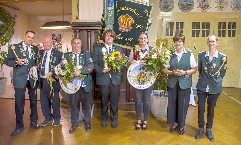 Königshaus v.l.n.r. Florian Radtke, Rainer Schönemann, Manfred Kirchner, Chris Gösel, Angelique Mok-Kavun, Jana Quosigk und Maria Schröter (Foto: Thomas Gösel)