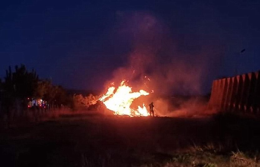 Lodernde Flammen im Agrarbetrieb Gorsleben (Foto:  Feuerwehr Heldrungen/Silvio Dietzel)