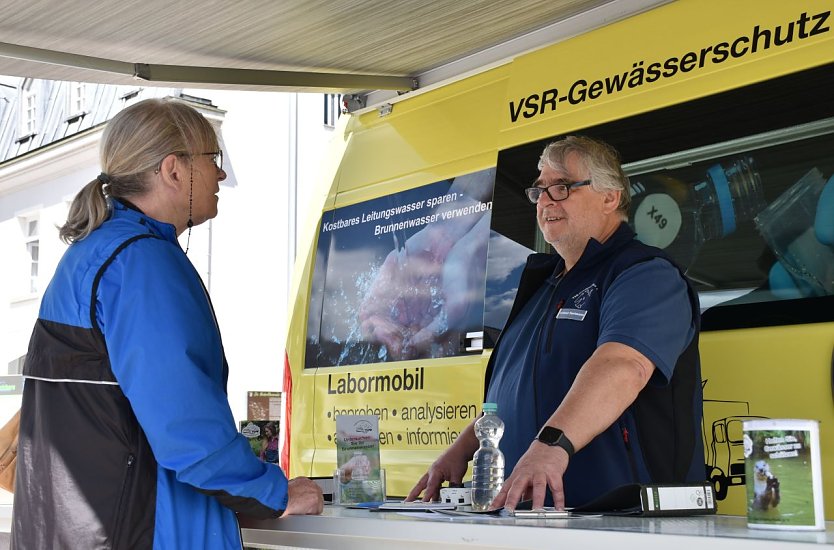 Helmut Hartmann bei der Beratung von Brunnennutzern (Foto: VSR-Gewässerschutz )