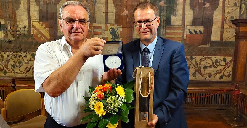 Christina Flieger erhält die "Thüringer Rose" (Foto:  © Stadtverwaltung Mühlhausen)