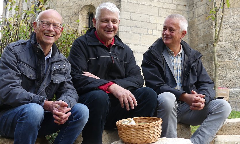 Zufriedene Gesichter in Wülfingerode: Andreas Weigel (Jugendsozialwerk), Stephan Domann (Vorsitzender des Kirchbauvereins Wülfingerode e.V.) und Präses Dr. Uwe Krieger - hier bei einer Veranstaltung der Bienenkirche vor St. Elisabeth (Foto: R.Englert)