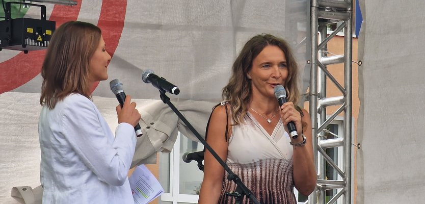 Jana Zöller eröffnet mit Moderatorin Sabine Köppen das letzte EVN-Fest auf dem Nordhäuser Petersberg (Foto: nnz)