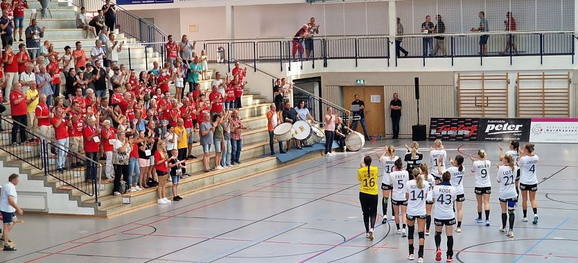 Die THC-Spielerinnen bedanken sich bei der "Roten Wand" (Foto: nnz)