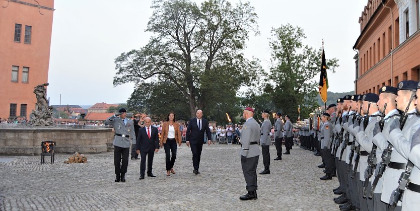 Letzte Vereidigung von Rekruten im Schlosshof Sondershausen: v.l. Oberstleutnant Daniel Faul, Manfred Grund, Landrätin Antje Hochwind-Schneider, Bürgermeister Steffen Grimm (Foto: Janine Skara)