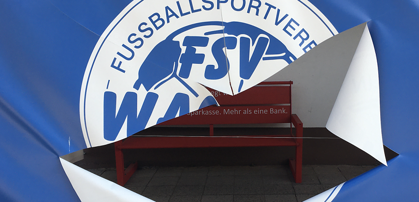 Aufgeschlitzte Banner vor dem AKS (Foto: FSV Wacker 90)