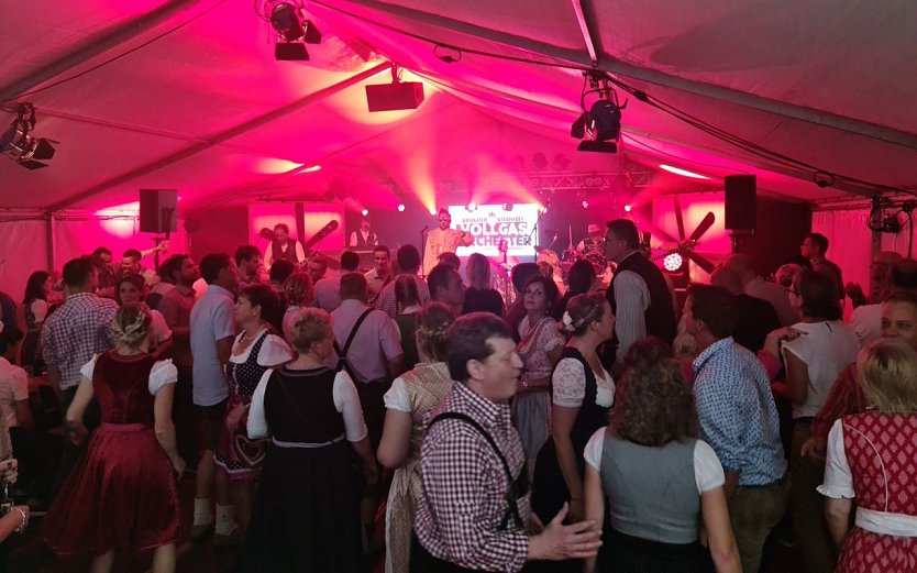 Im vorigen Jahr: Oktoberfest-Stimmung mit dem Königlich-Bayrischen Vollgasorchester (Foto: nnz)