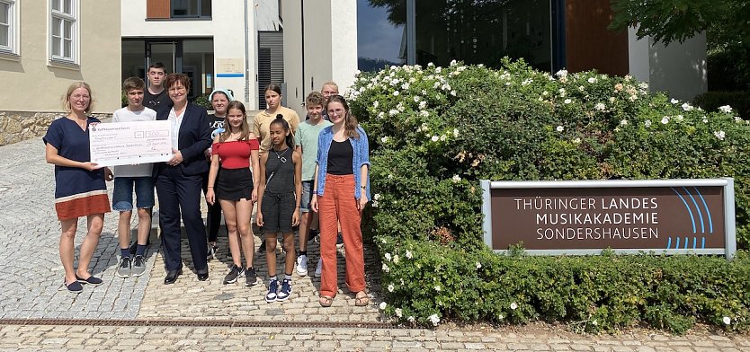 Außerschulische Jugendbegegnung an Landesmusikakademie - Scheckübergabe (Foto: Sarah Schunke)