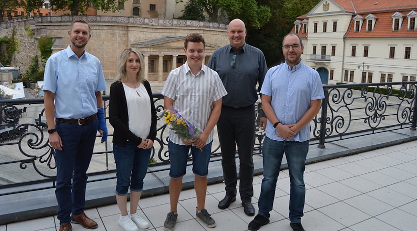 Bennet Kretzschmar (Mitte) unterzeichnete im Rathaus im Beisein von Verwaltungsleiter Stefan Aschenbrenner, Personalleiterin Diana König (2.v.li), Sebastian Staudter (re.) und Bürgermeister Steffen Grimm (2.v.re.) seinen Vertrag als neuer Werkstudent in der Stadtverwaltung Sondershausen.   (Foto: Janine Skara)