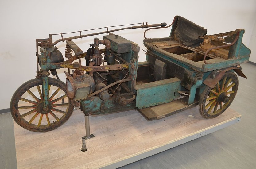Das historische Dreirad aus der Frühzeit des Automobils schätzt man auf ein Alter von 100 bis 120 Jahre (Foto: Hubert Rein)
