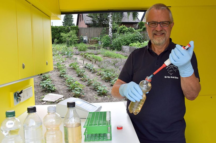 Dpil.-Phys. Harald Guelzow bei der Untersuchung einer Probe (Foto: VSR-Gewässerschutz)