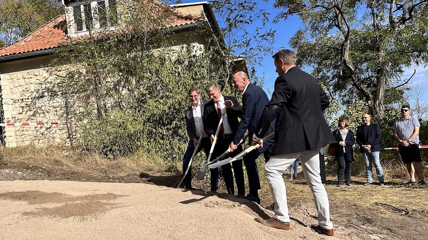 2.vl.Spatenstich mit Bad Frankenhausens Bürgermeister Matthias Streijc; 2.vr. Thüringens Wirtschaftsminister Wolfgang Tiefensee  (Foto: Svenja Peters)