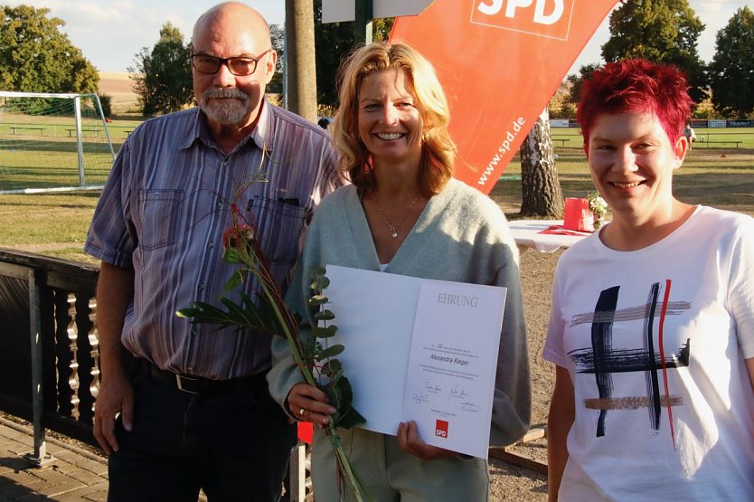 Die einleitenden Worte übernahmen Hans-Georg Müller (links) und Anika Gruner (rechts), Nordhausens Bürgermeisterin Alexandra Rieger wurde für 15 Jahre Engagement in den Reihen der SPD geehrt (Foto: agl)