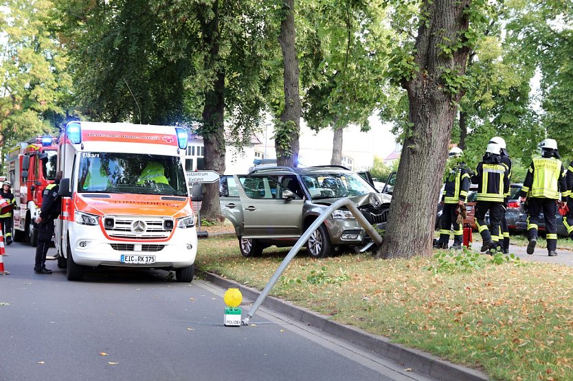 Pkw kollidiert mit Straßenlampe (Foto: Feuerwehr Heiligenstadt)