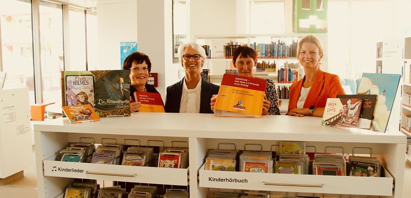 v.l.: Bibliotheksleiterin Hildegard Seidel, Mentor-Bundesvorsitzende Huguette Morin-Hauser, Gaby Steinmetz und Bürgermeisterin Alexandra Rieger (Foto: agl)