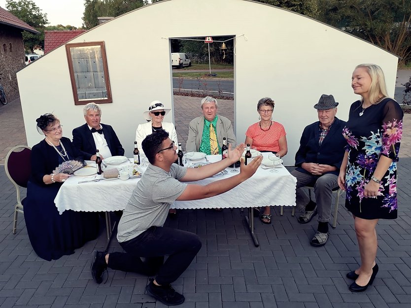 Die Verlobungsfeier (Foto: Laienspielgruppe Hochstedt)