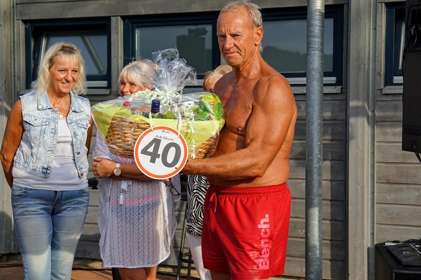 Niedersachswerfens Ortschaftsbürgermeisterin Katrin Schönemann und Harztor-Bürgermeister Stephan Klante verabschiedeten am Sonntag Schwimmmeister Jens Blumenthal (Foto: Susanne Schedwill)