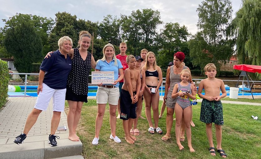 Großzügige Spende beim Doppeljubiläum in Oberheldrungen-Harras (Foto: Doris Weber)