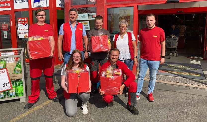 Oben von links: Jerom Milke (Azubi), Florian Husung (Marktleiter), Niklas Schmidt (Azubi), Ramona Pischel (Verwaltungsleiterin), Patrick Saatmann (Ausbilder),  unten von links Leonie Köhler (Azubi) und Julien Lapucha (Azubi). (Foto: Poco)