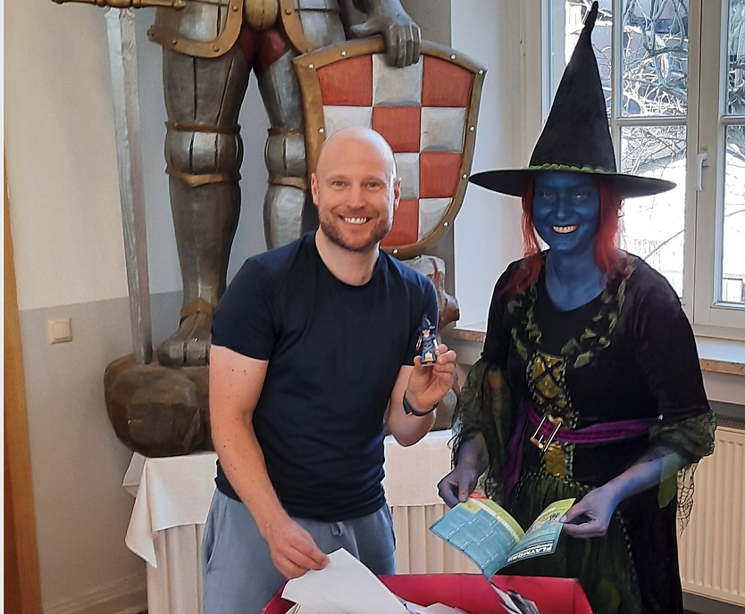 Der Diorama Künstler Oliver Schaffer und die "blaue Hexe" bei der Ziehung der Gewinner (Foto: Manthey Event)