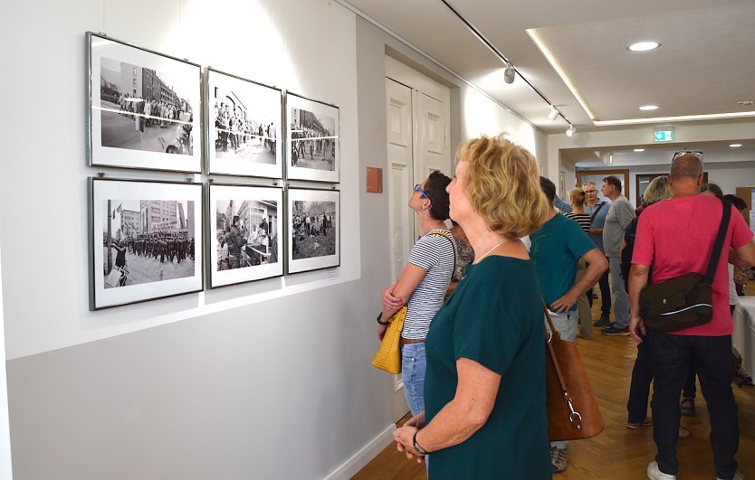 Die Bilder von Henry Bies versetzen die Besucher in eine längst vergessen geglaubte Zeit Sondershausens.  (Foto: Janine Skara)