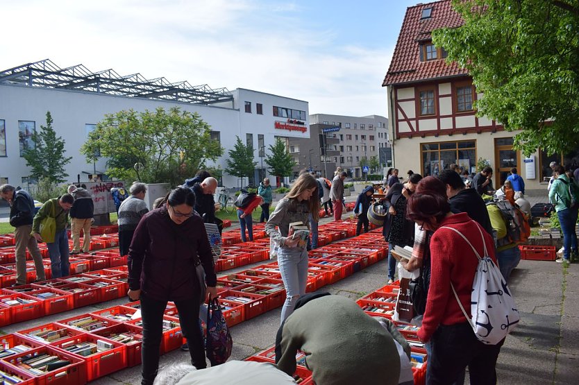 Beim Bücherflohmarkt im Frühjahr sind noch einige Kisten voller Literatur übrig geblieben (Foto: Frank Tuschy)