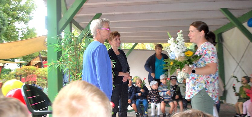 Marita Byrenheid und Petra Vieluf gehen in ihre verdiente Ruhepause. Sie wurden von Frau Riese, im Namen aller, verabschiedet. (Foto: Katrin Milde)