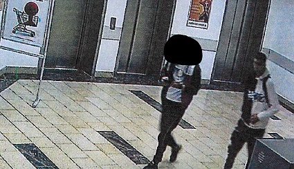 Verdächtiger junger Mann rechts im Bild (Foto: Polizei)