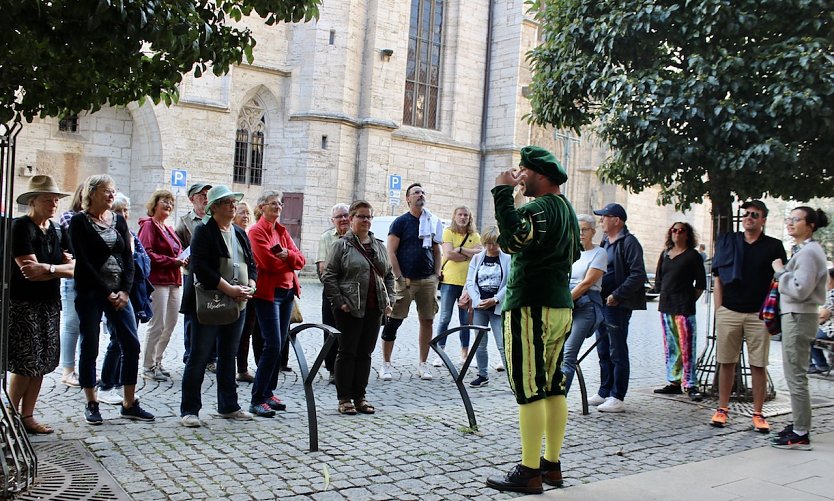 Markus Fromm, Stadtführer der Stadt Bad Langensalza, begeistert seine Zuhörer schon zu Beginn der Kellerführung mit kleinen Anekdoten (Foto: Eva Maria Weegand)