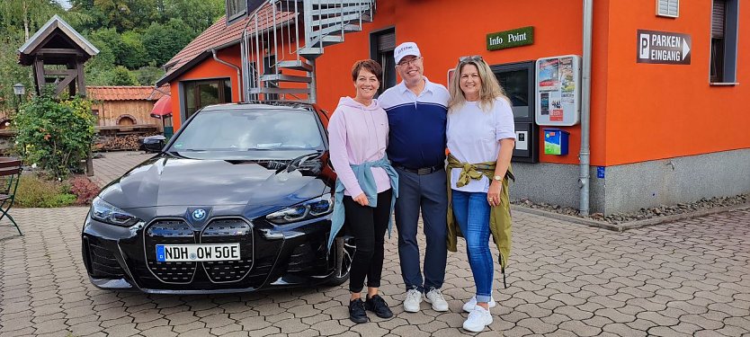 Die Ehrung der Sieger übernahm Yvonne Müller vom Autohaus Fritze mit René Hagenfeld und Präsident Dr. Frank Lindner und übereichten den Platzierten sehr schönen Preise im Namen des Autohauses. (Foto: Golfpark Neustadt)