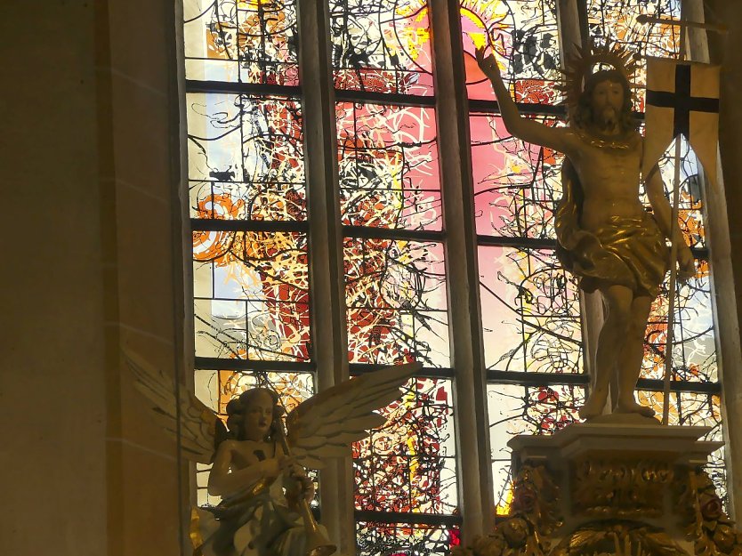 Ein Ausschnitt des 2 mal 10 Meter großen Giebelfensters (Foto: Evangelischer Kirchenkreis Südharz)