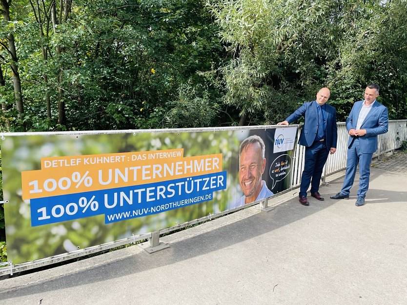 Henry Pasenow (links) und Niels Neu beim Banner in der Nordhäuser Straße in Ellrich  (Foto: NUV/Rheinländer)