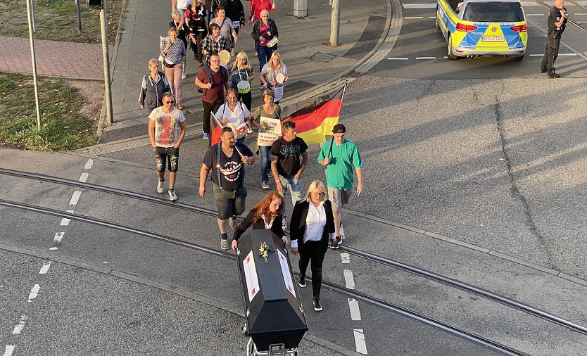 Auf der Nordhäuser Montagsdemo wird der Mittelstand zu Grebe getragen (Foto: oas)